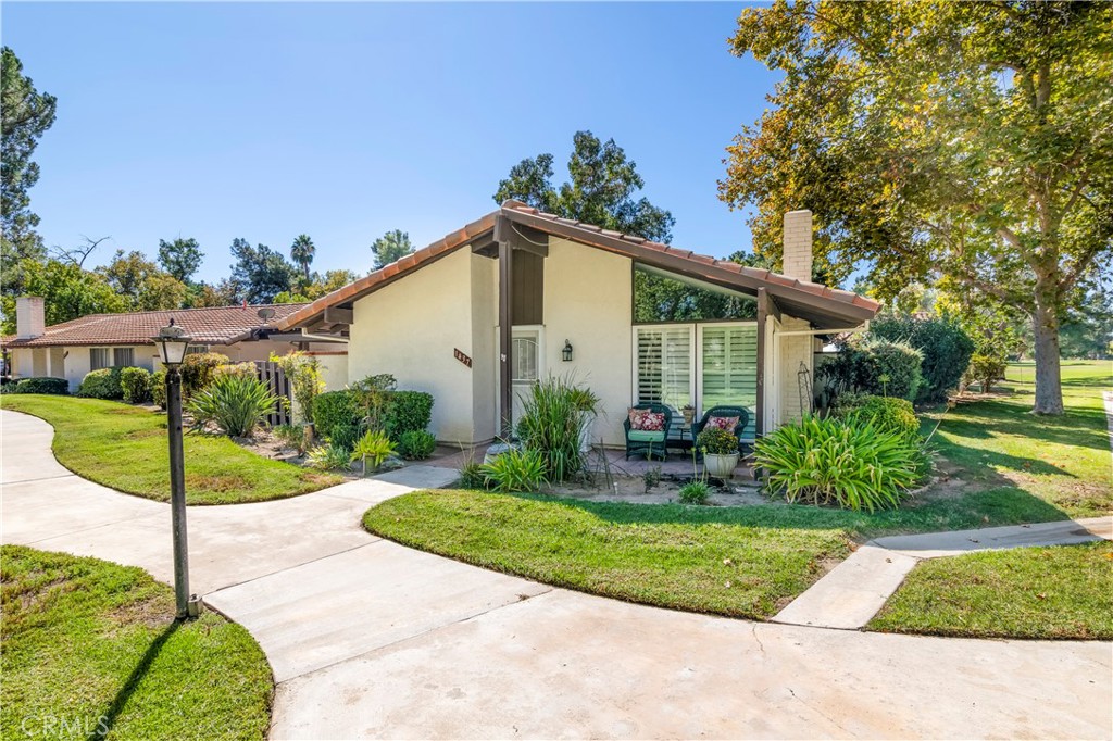 a view of a house with backyard and garden