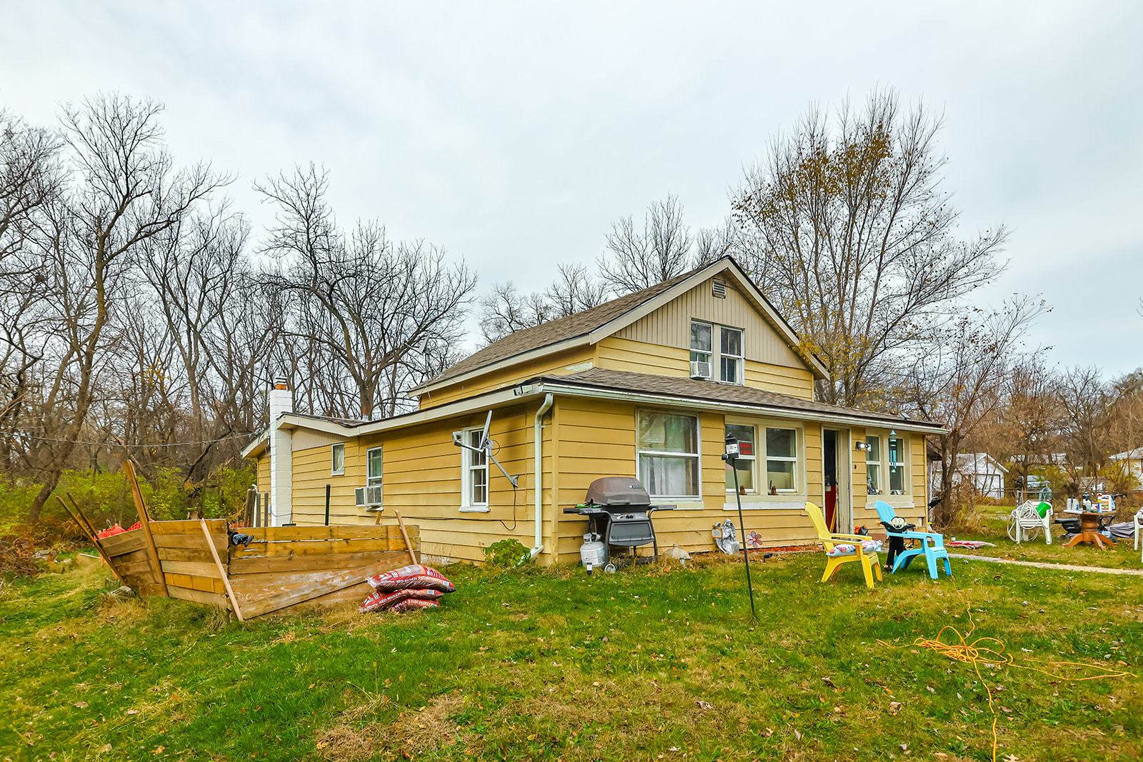 a view of a house with a yard