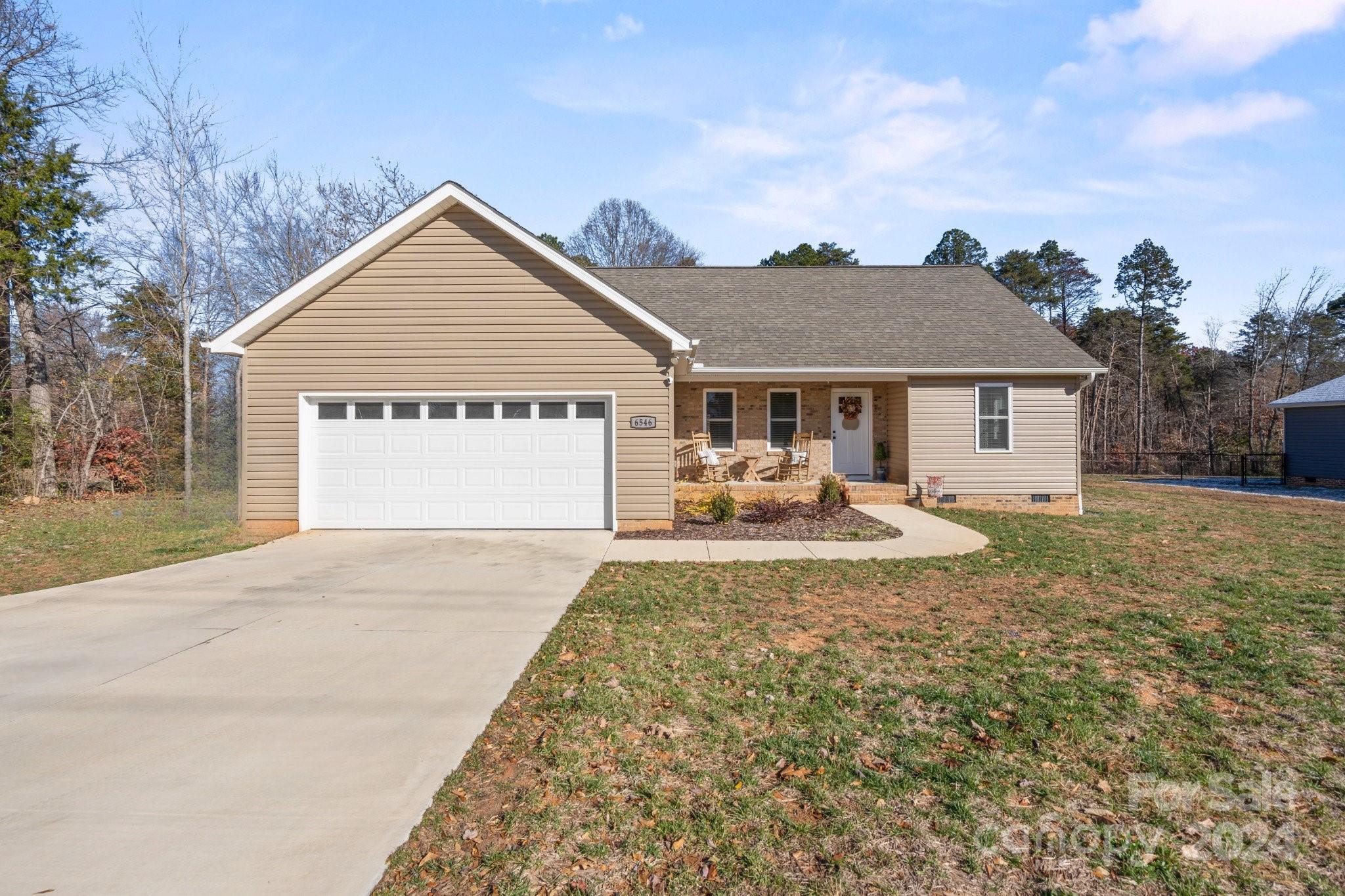 a view of a house with backyard