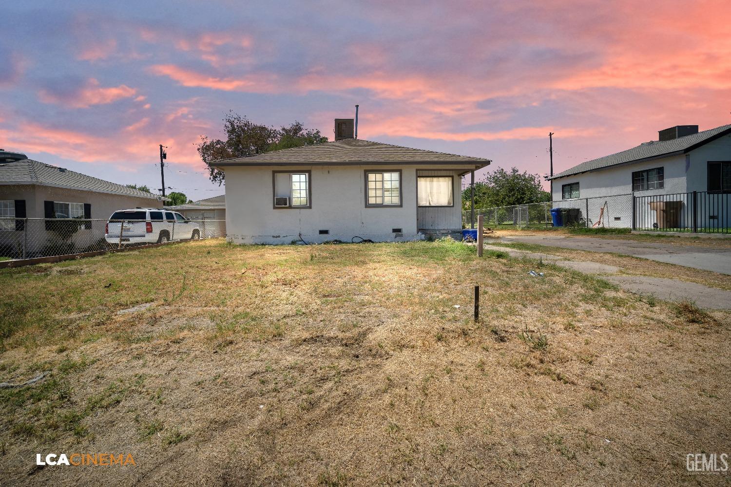 a view of a yard in front of the house