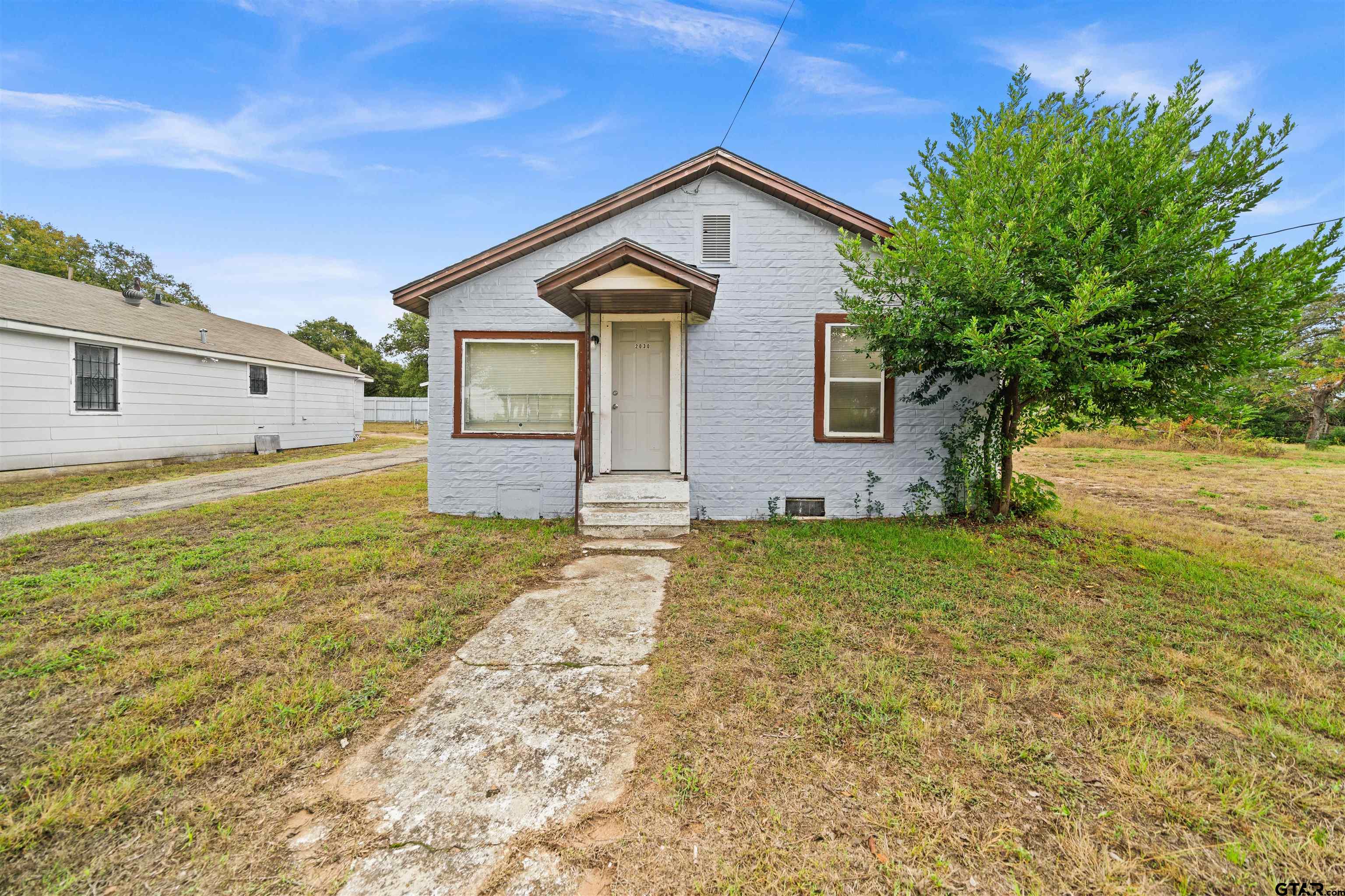 a view of a house with a yard