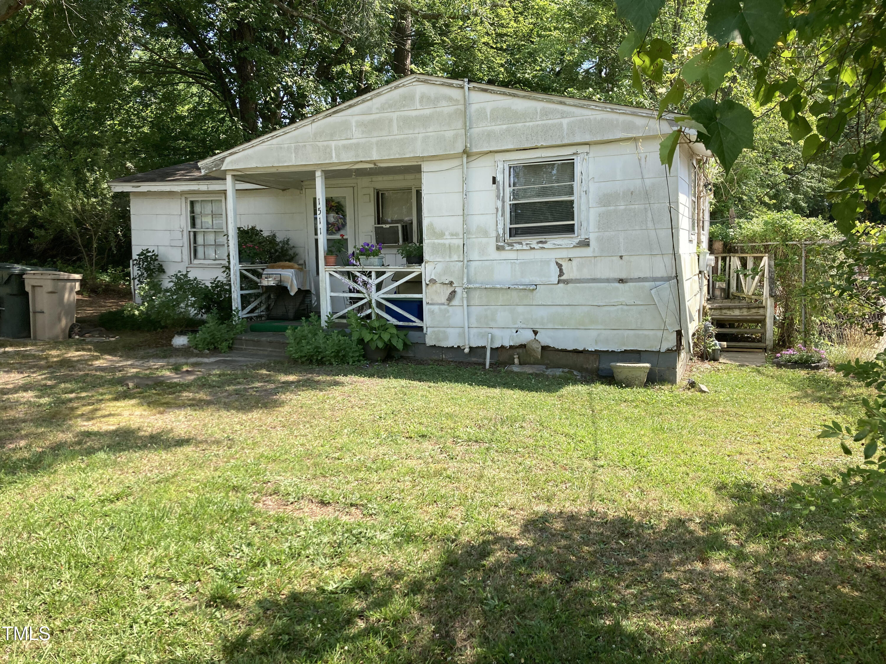 a view of a house with backyard