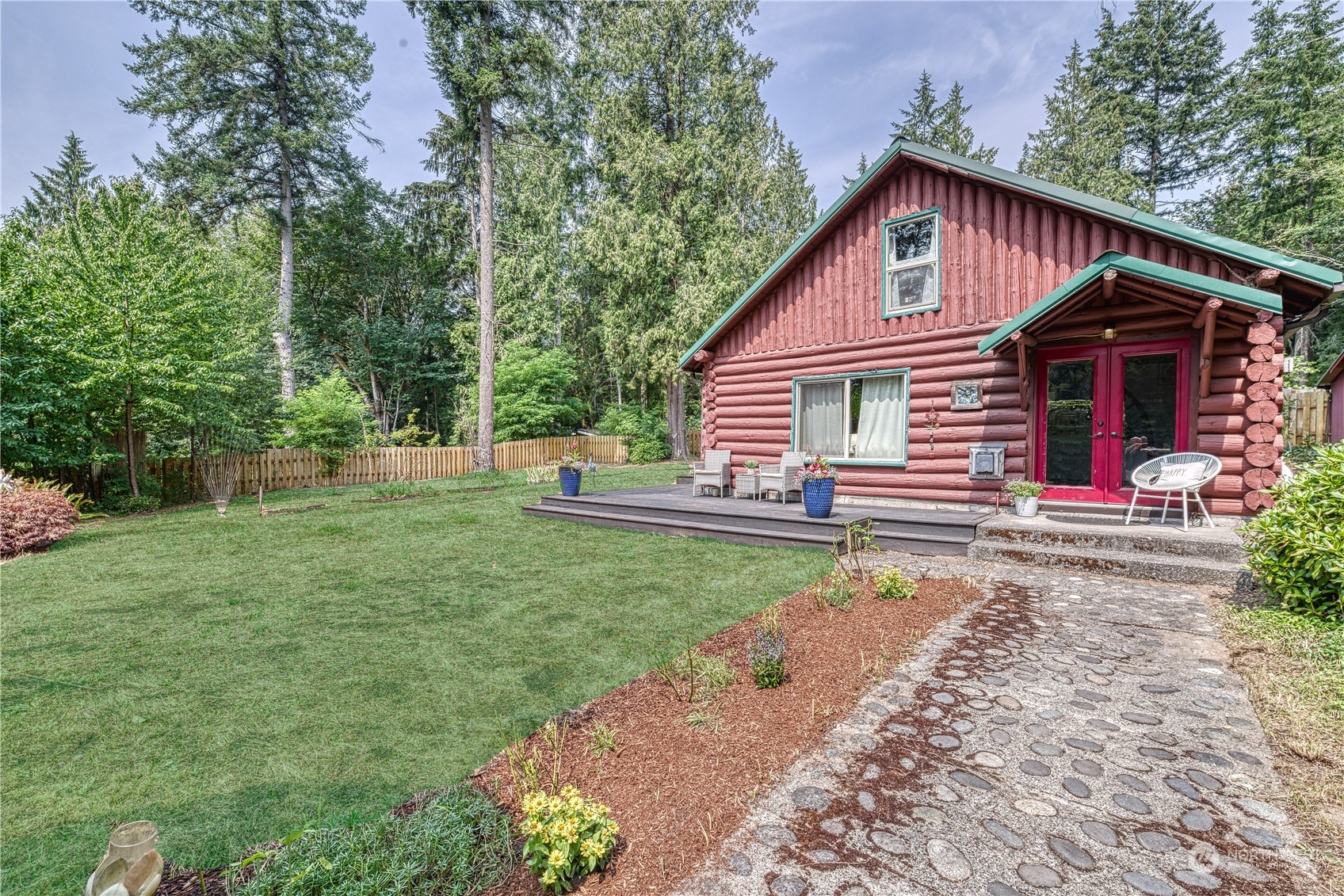 a view of a house with a yard