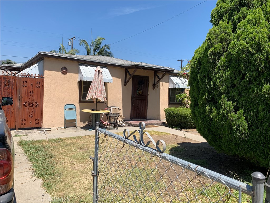 a view of a house with backyard