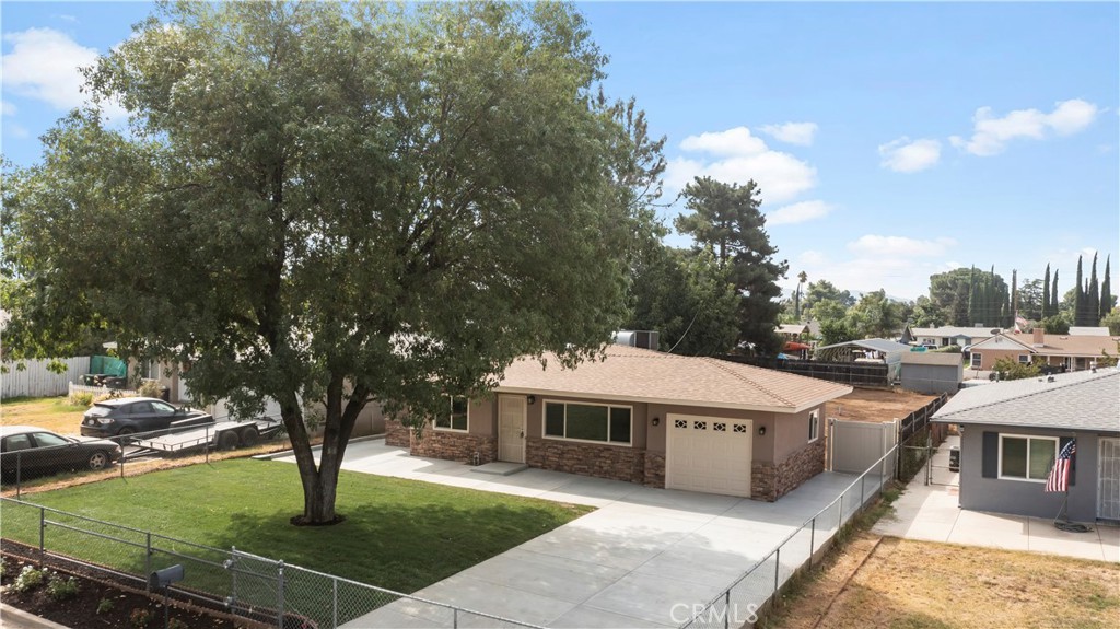 a view of a house with a backyard