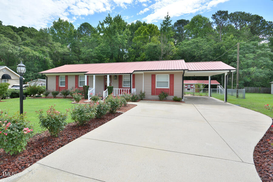 a view of house with outdoor entertaining space