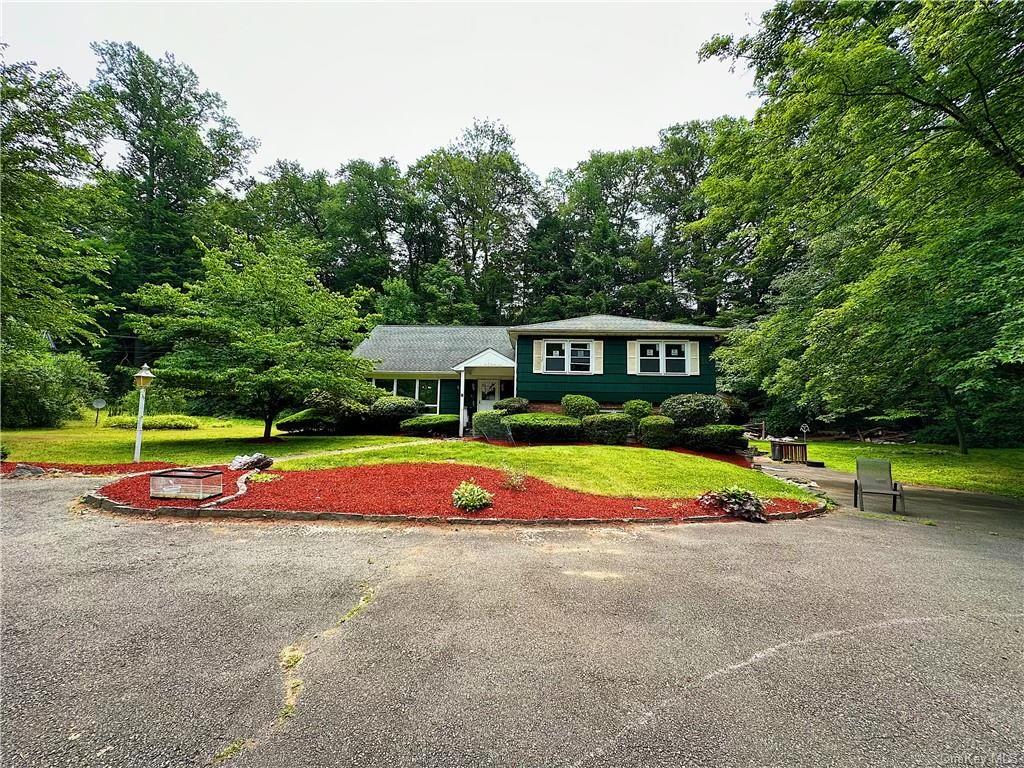 View of front facade with a front lawn