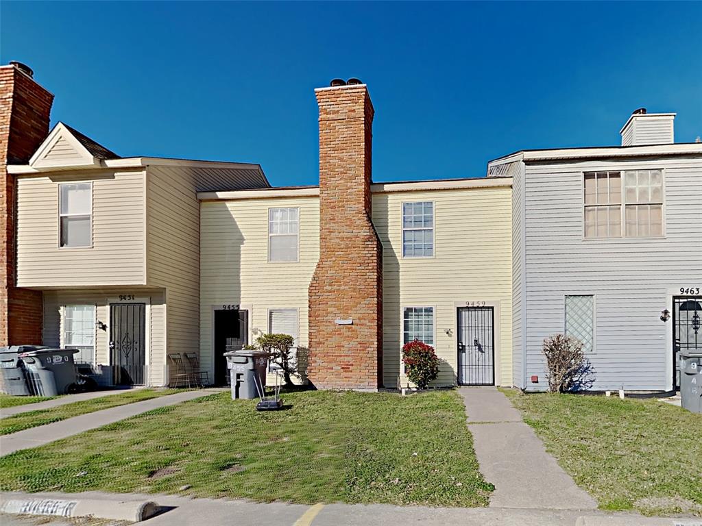 a view of a back yard of the house