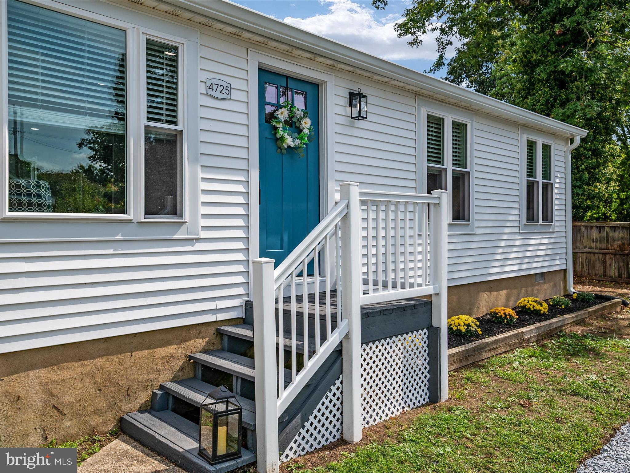 a view of a house with backyard and deck