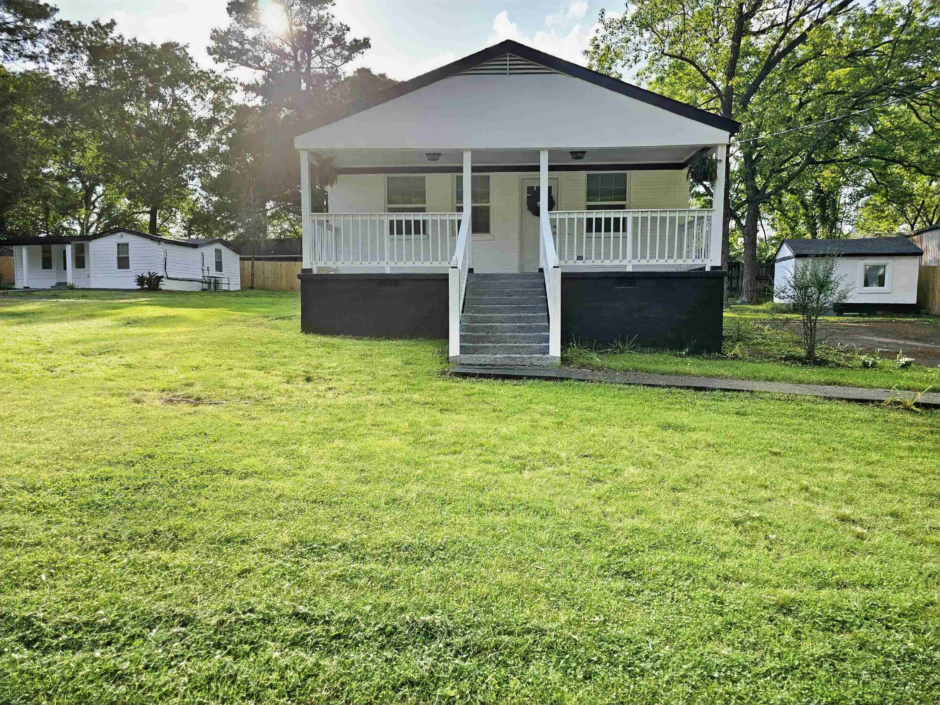 a view of a house with a yard