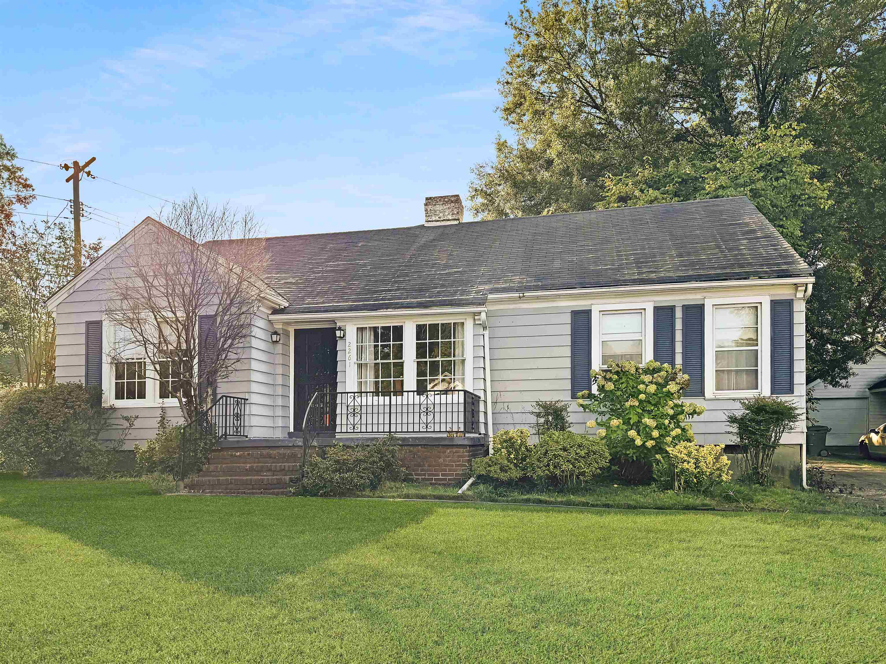 View of front of home featuring a front lawn