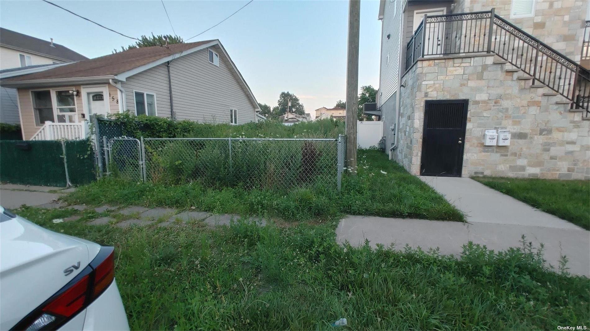 a view of a back yard of the house