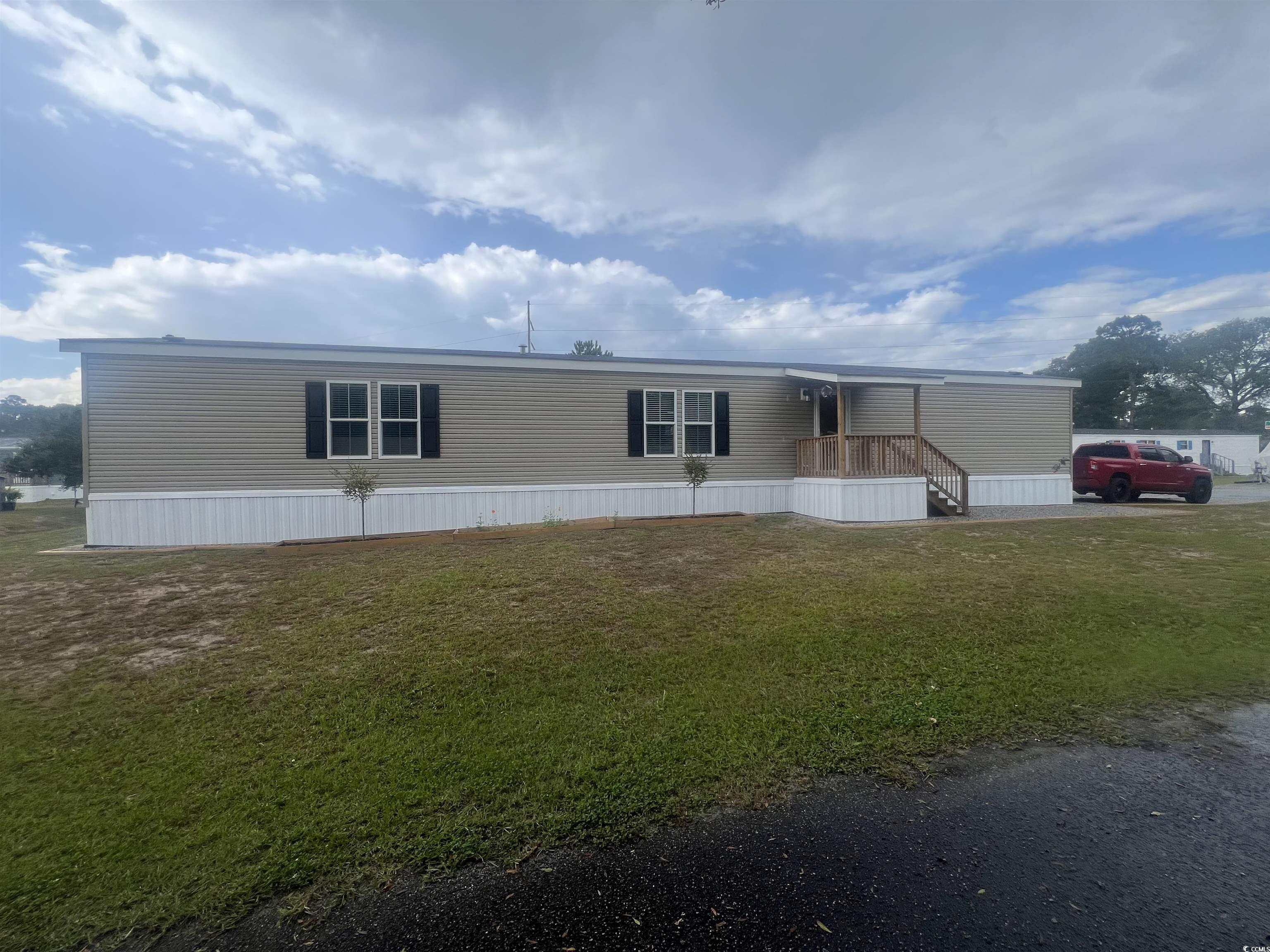 View of front facade with a front yard