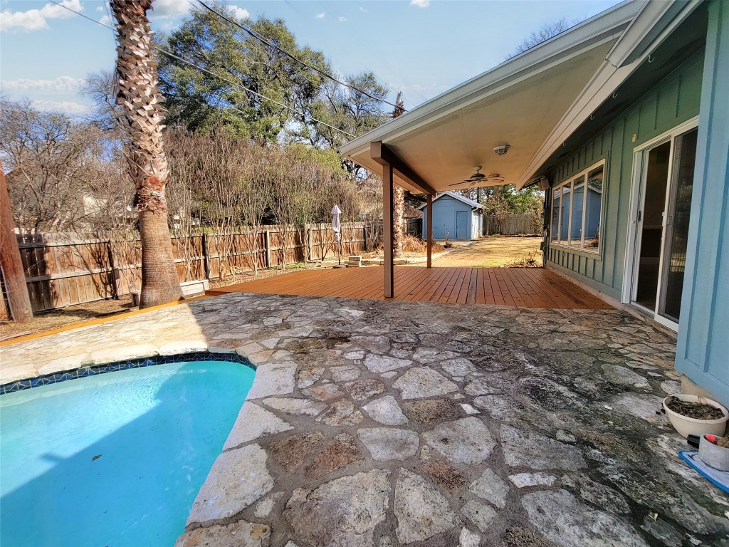 a view of a yard with a house