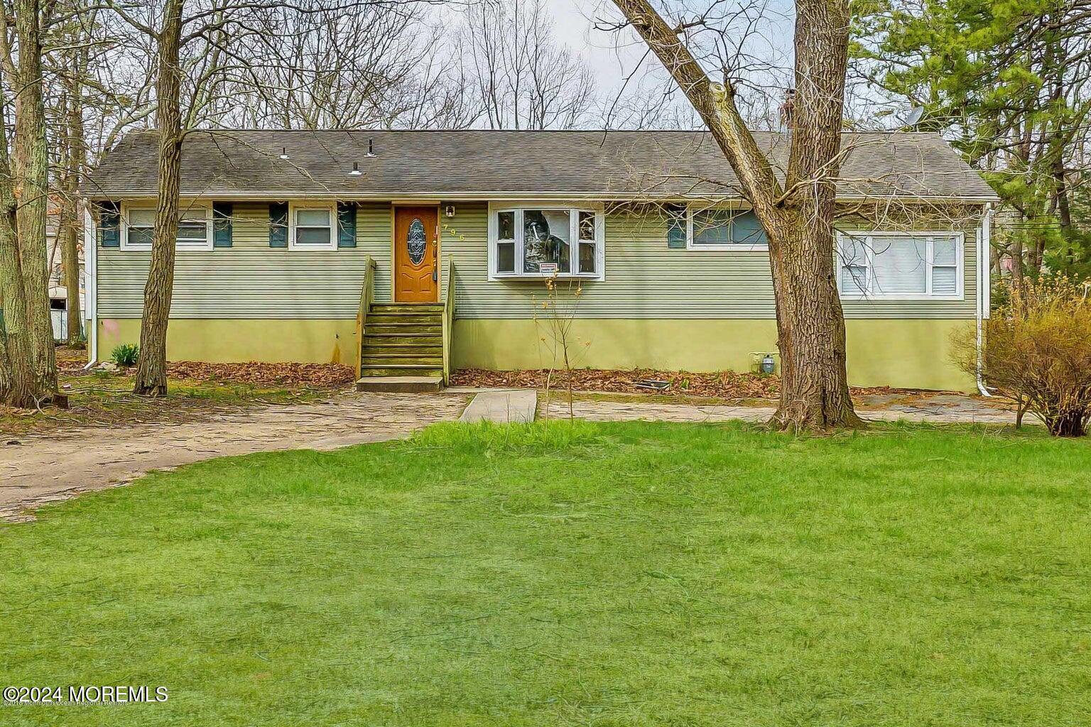 a view of a house with backyard and garden