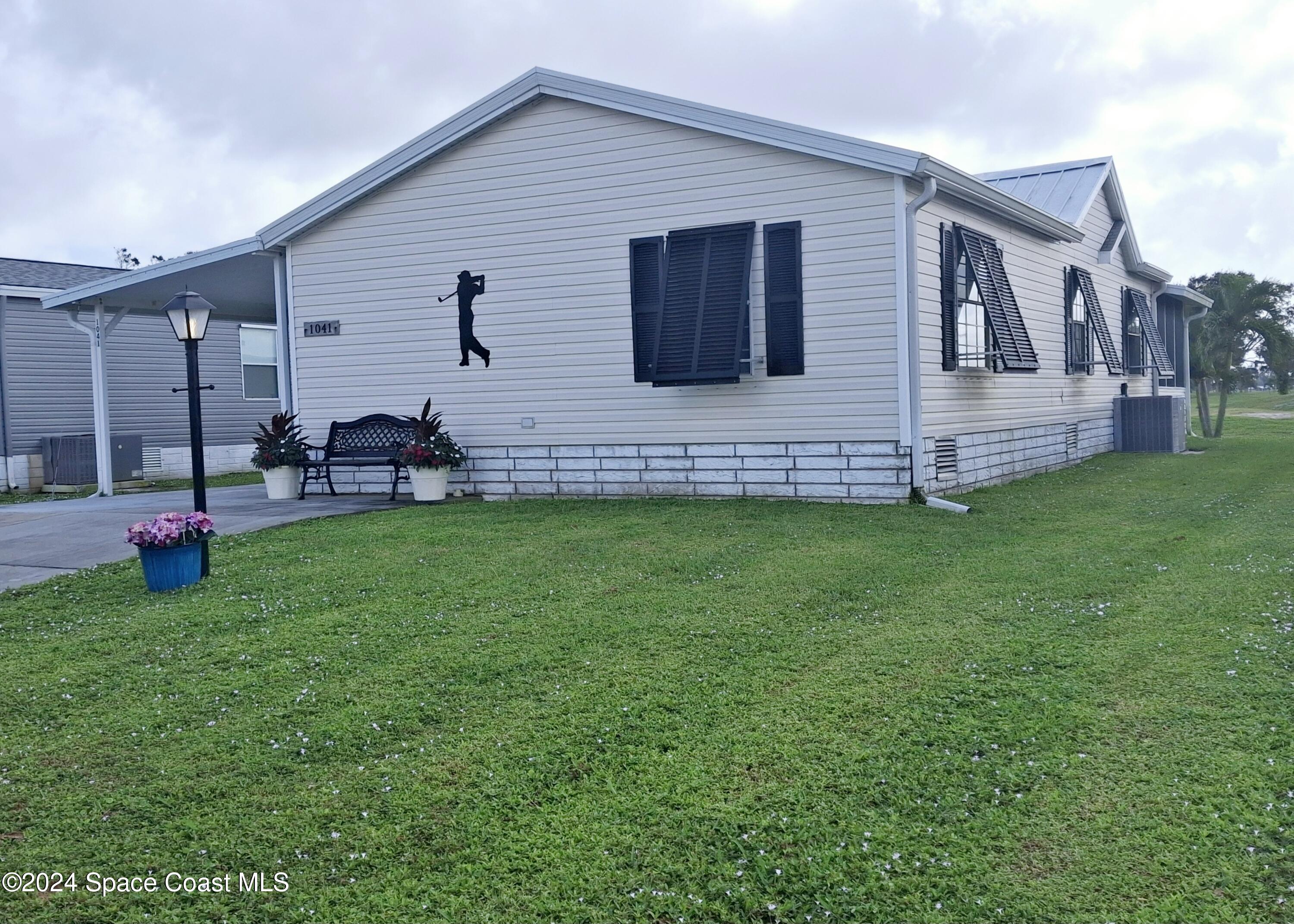 a view of a house with a backyard