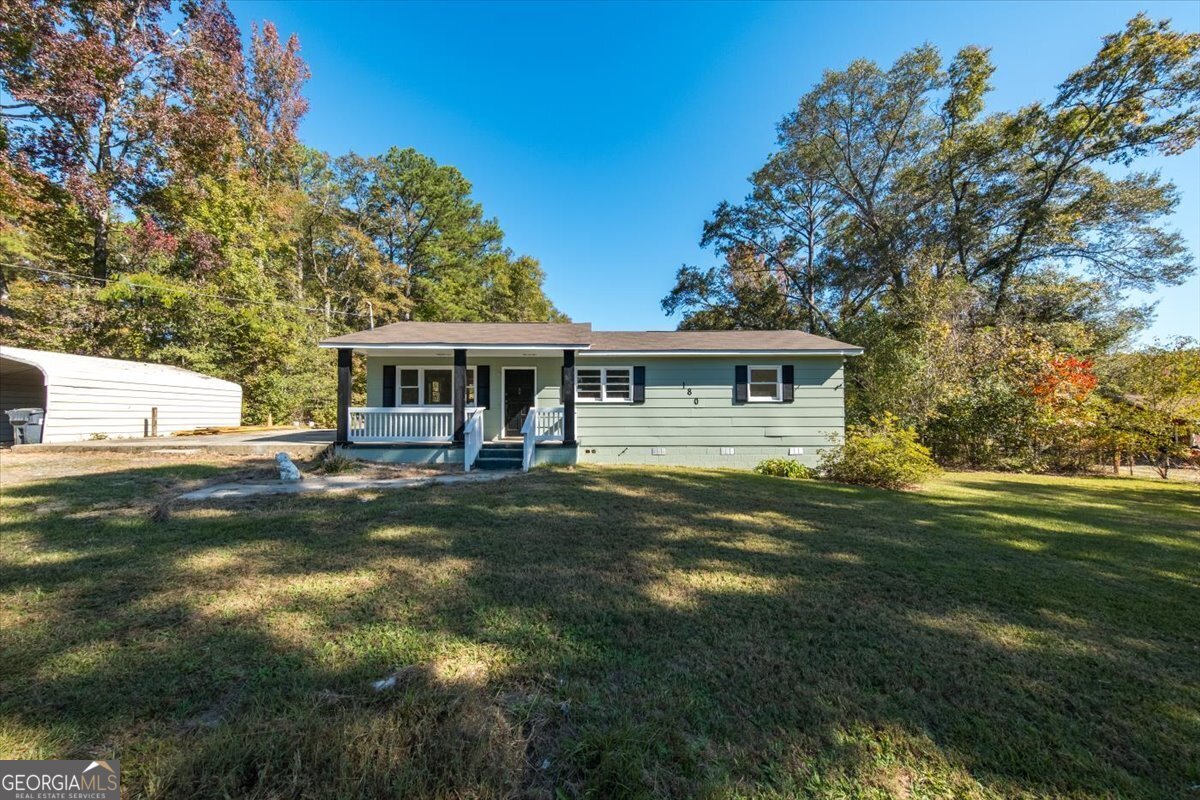 a view of a house with a backyard