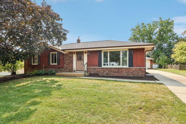 $399,900 | 655 East Mackinac Avenue | Oak Creek