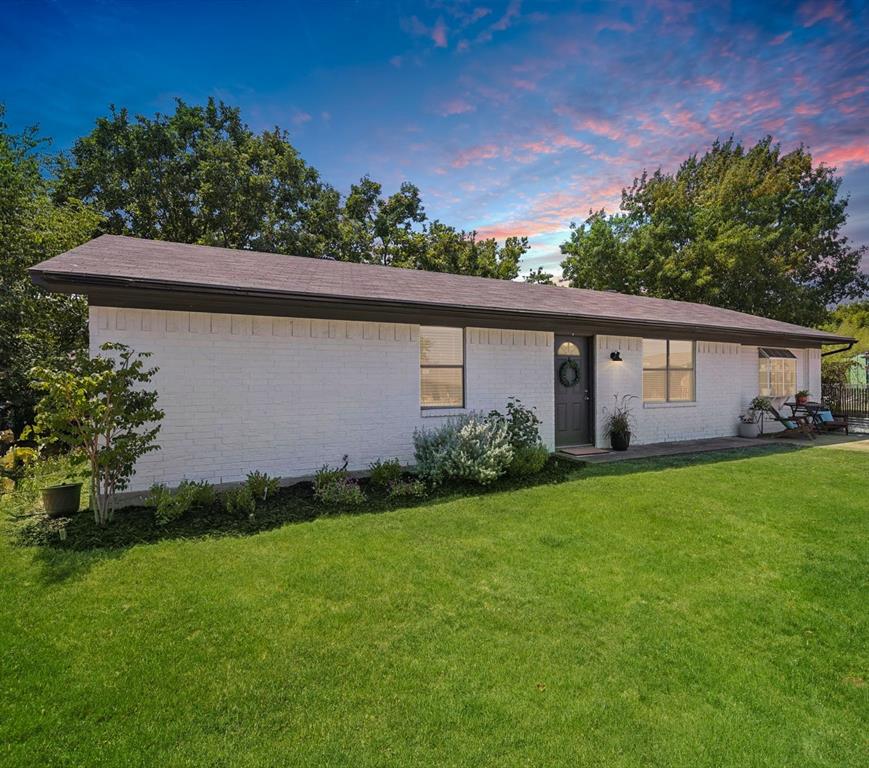 a view of a house with backyard and garden