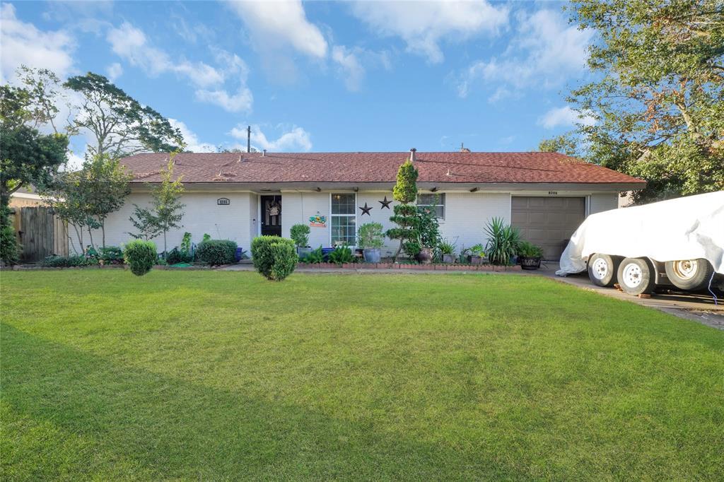 a view of a house with backyard and garden