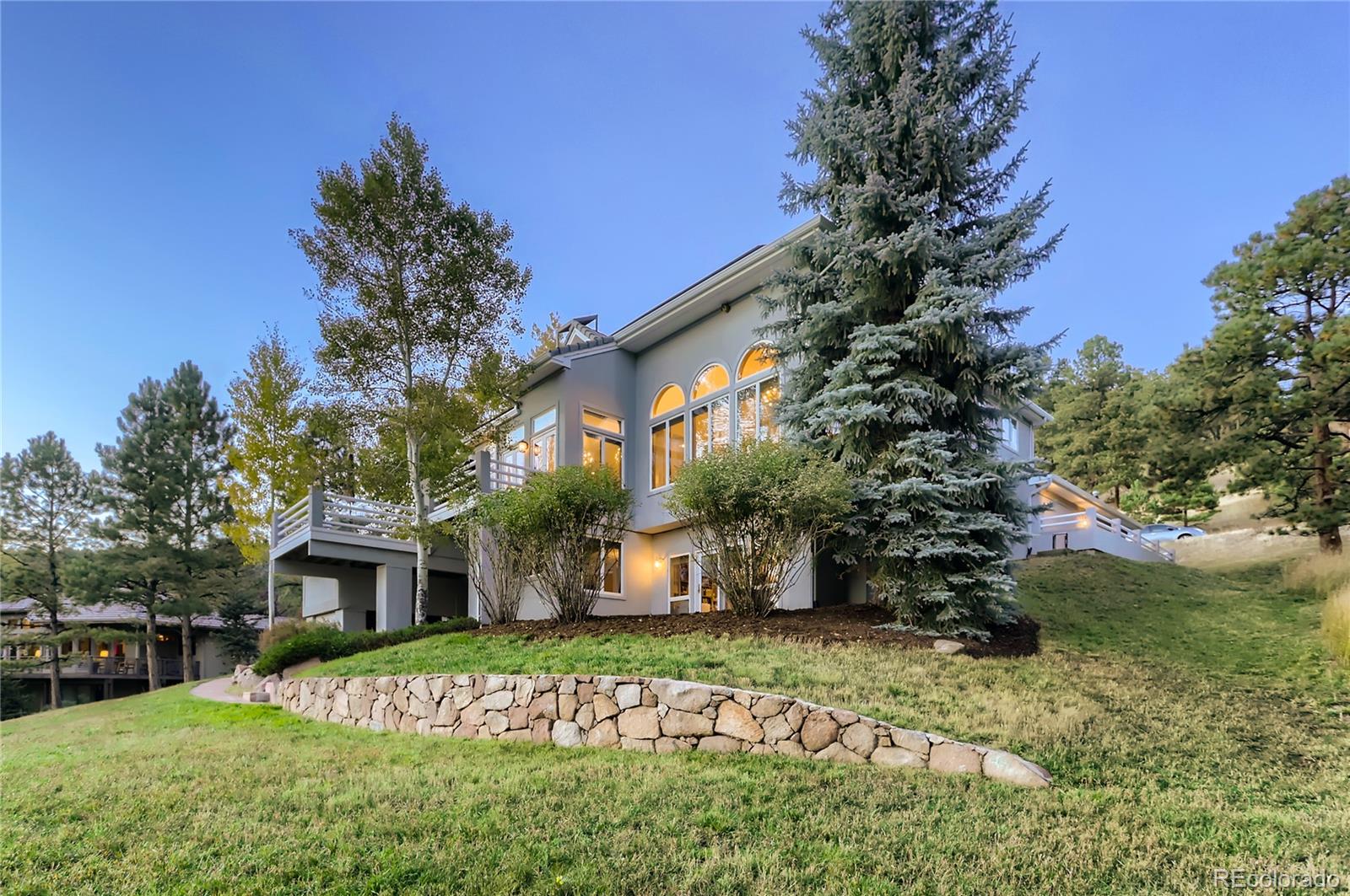 a view of a house with a yard