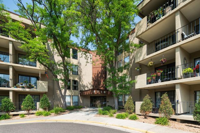 $1,425 | 6710 Vernon Avenue South, Unit 403 | Fountain Woods