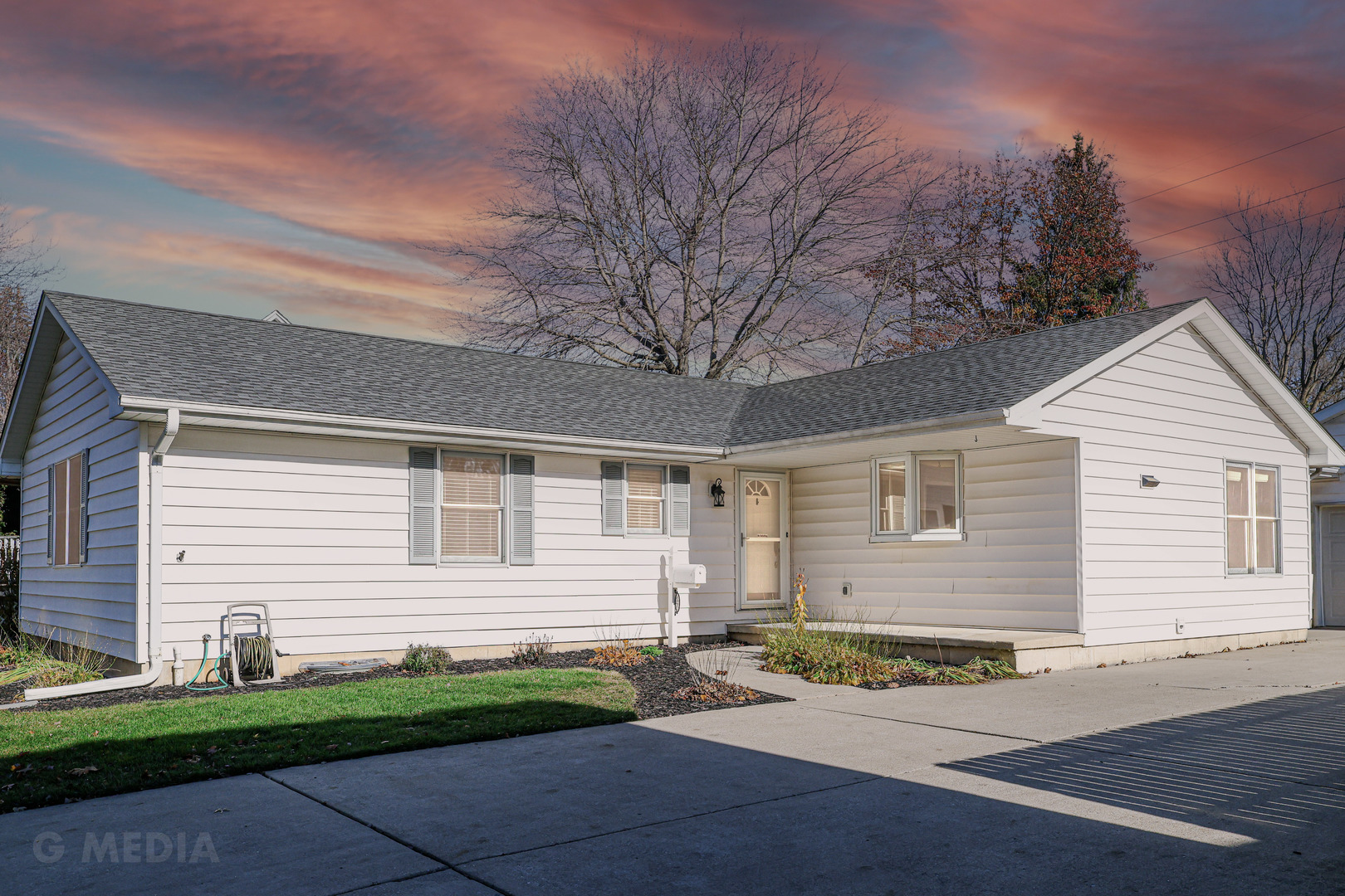 a view of a house with a yard