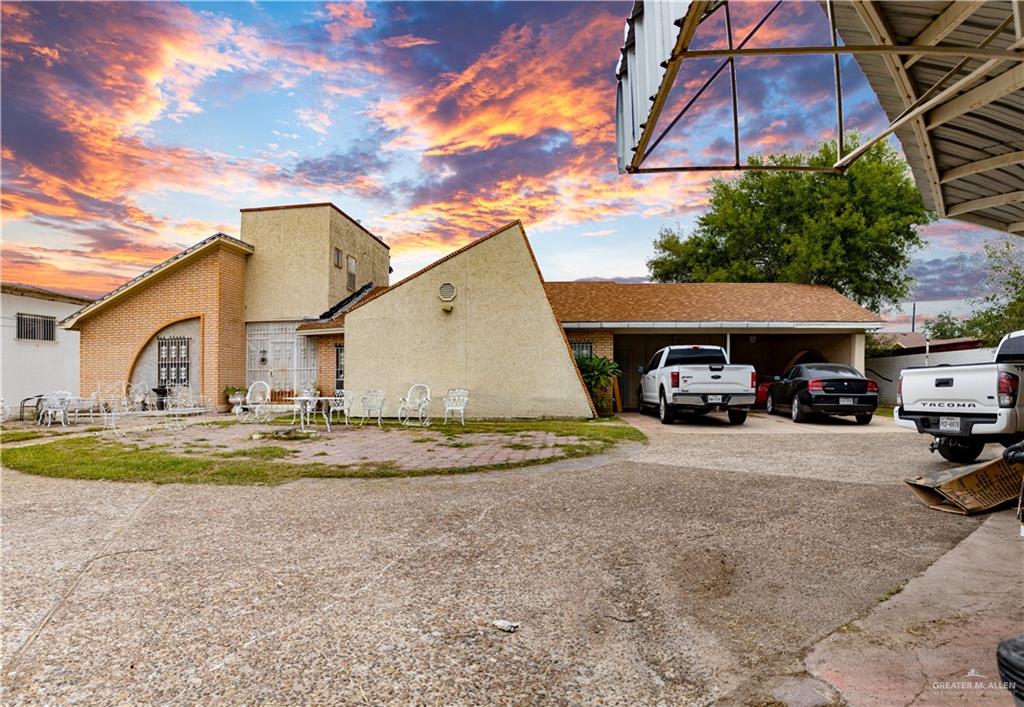 a view of a house with backyard and sitting area