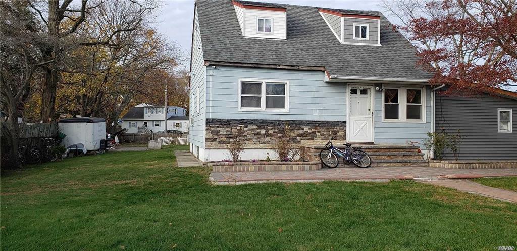 View of front of house with a front yard