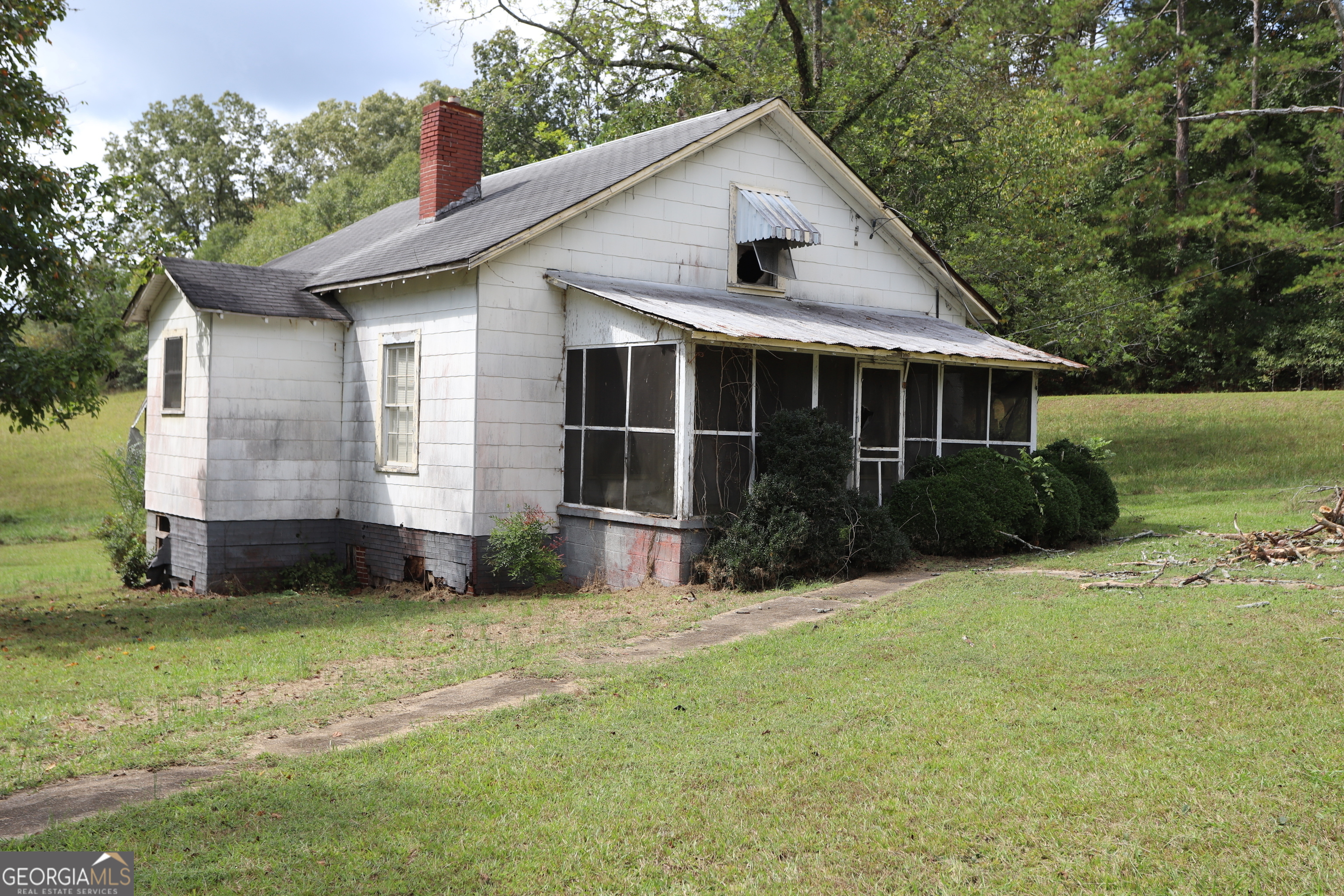 a view of front of house with a yard