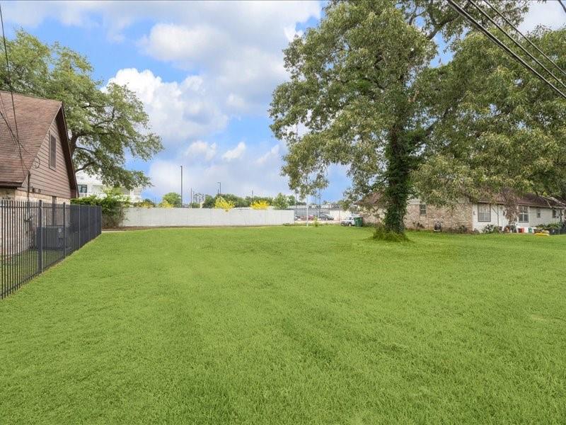 a view of yard with grass and trees