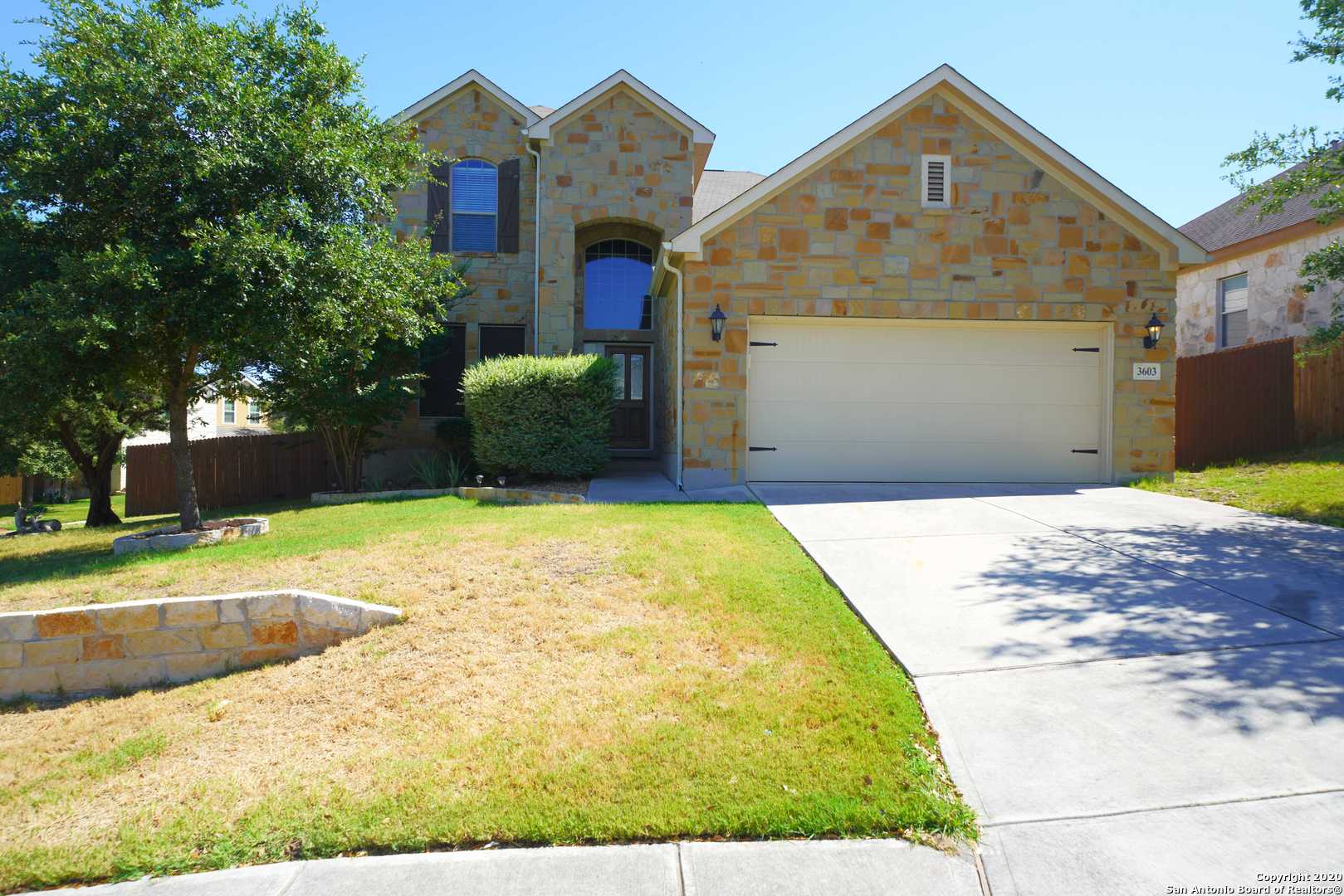 a view of a yard in front of house