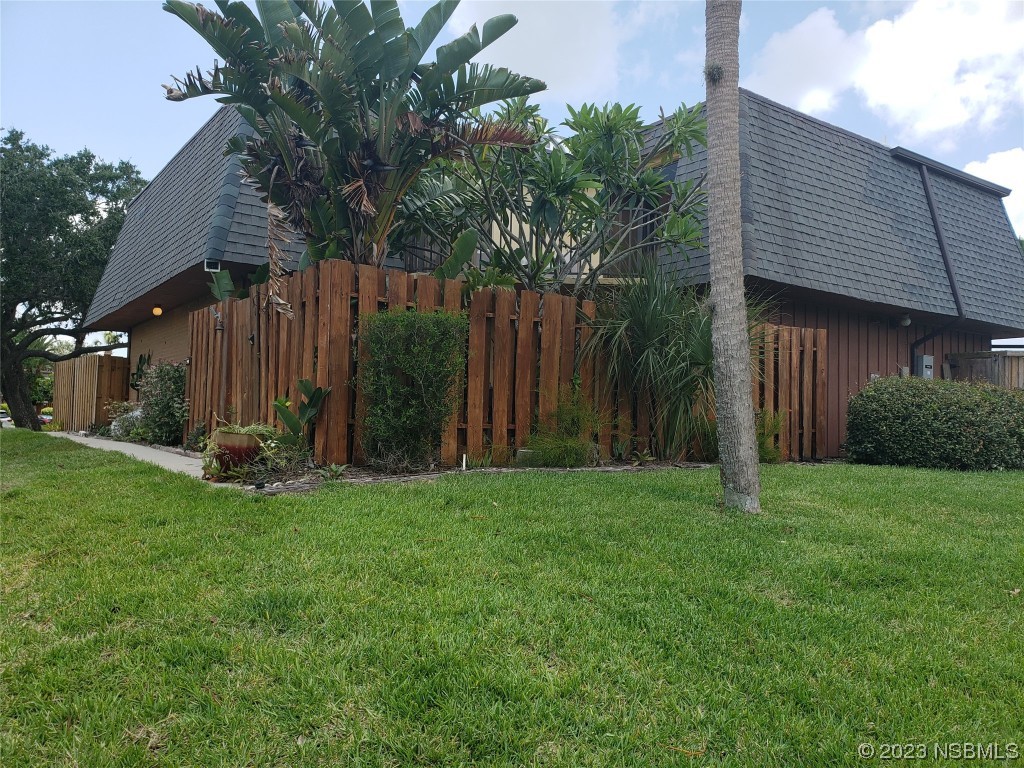 a view of a back yard of the house