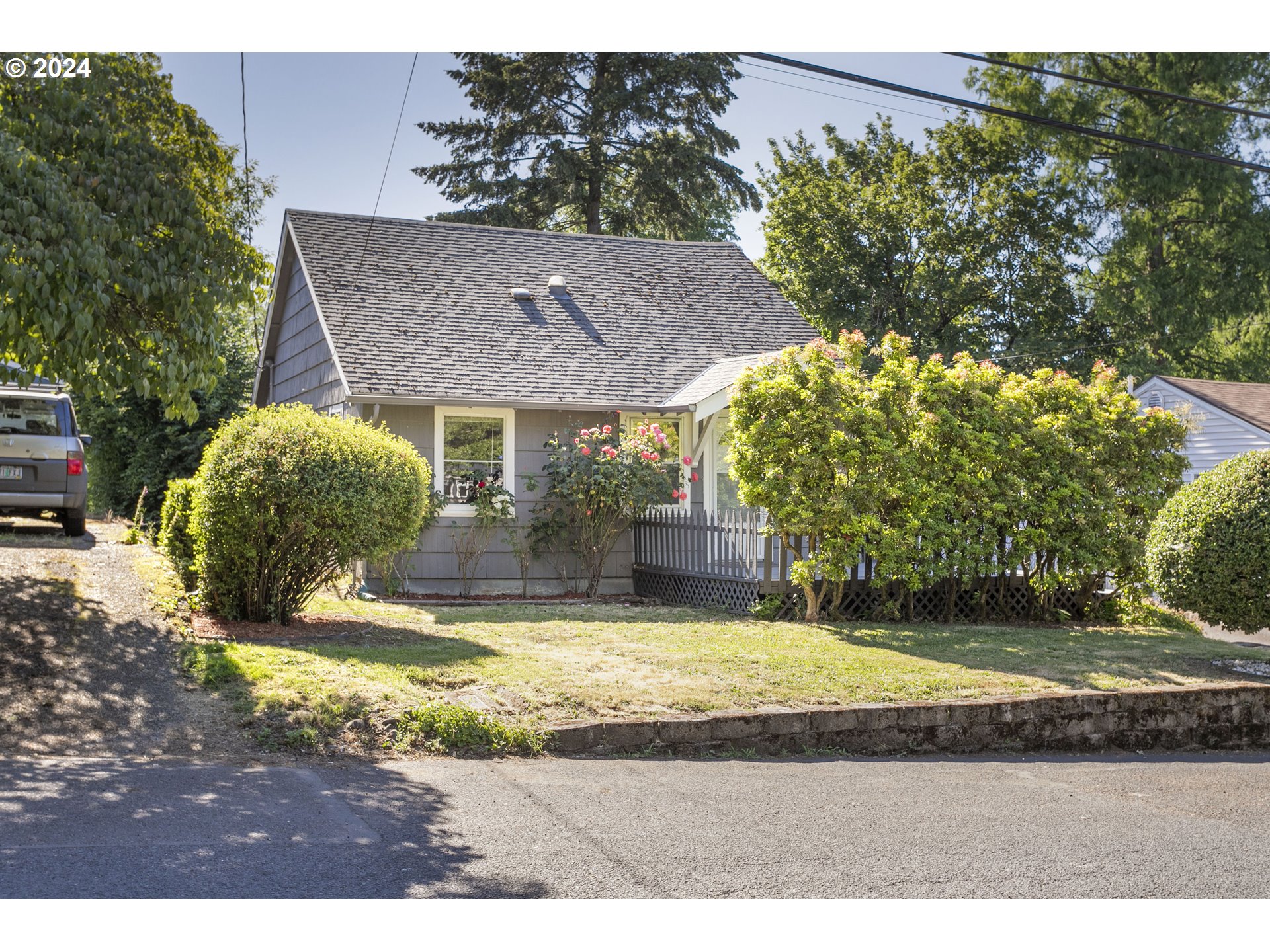 a view of a house with backyard