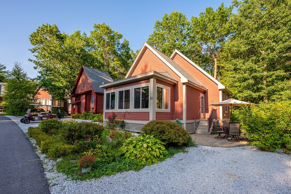 a view of a house with yard and plants