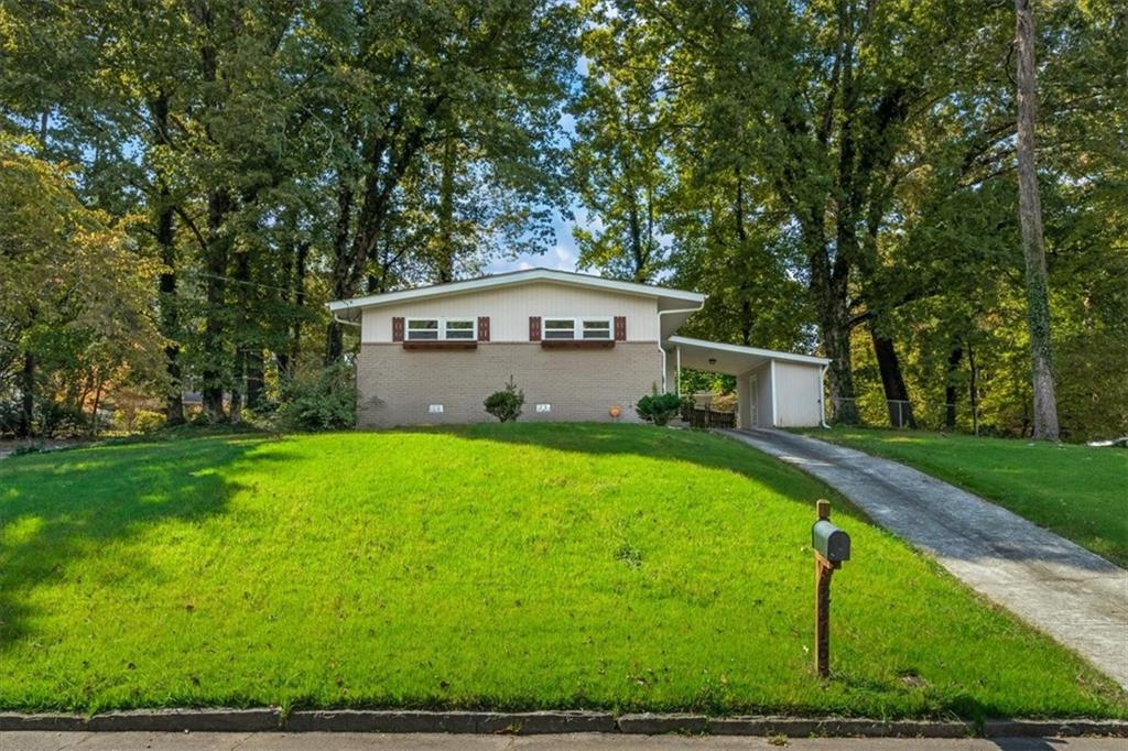 a view of a house with a yard