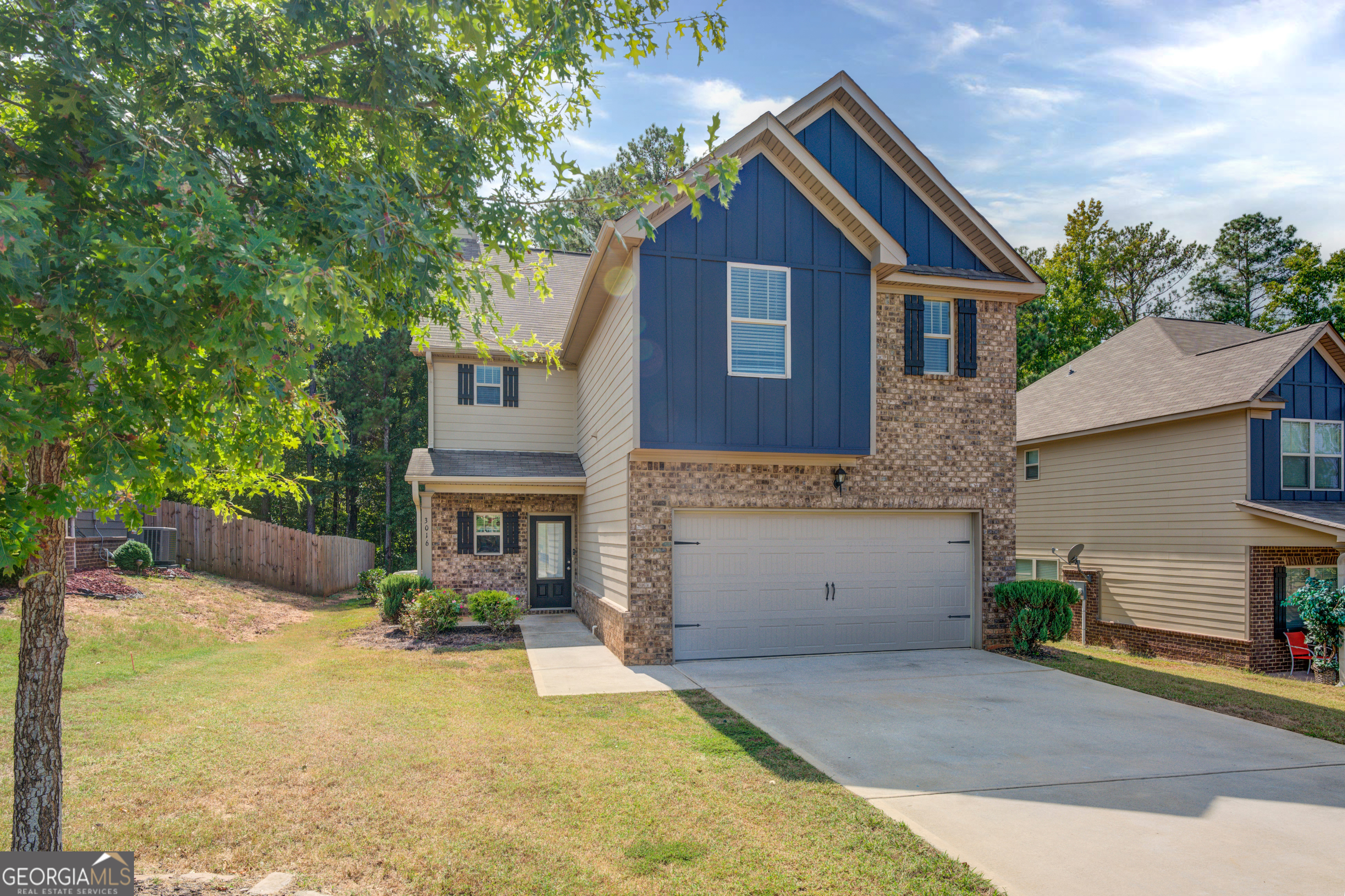 a view of a yard in front of house