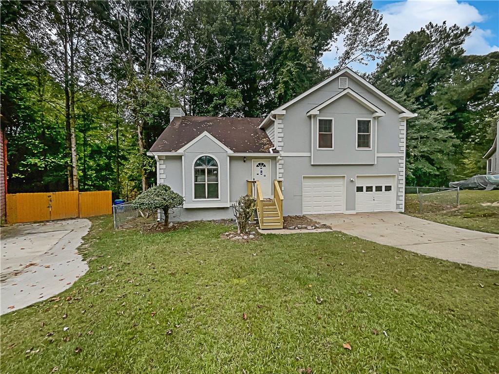 a view of a house with a yard