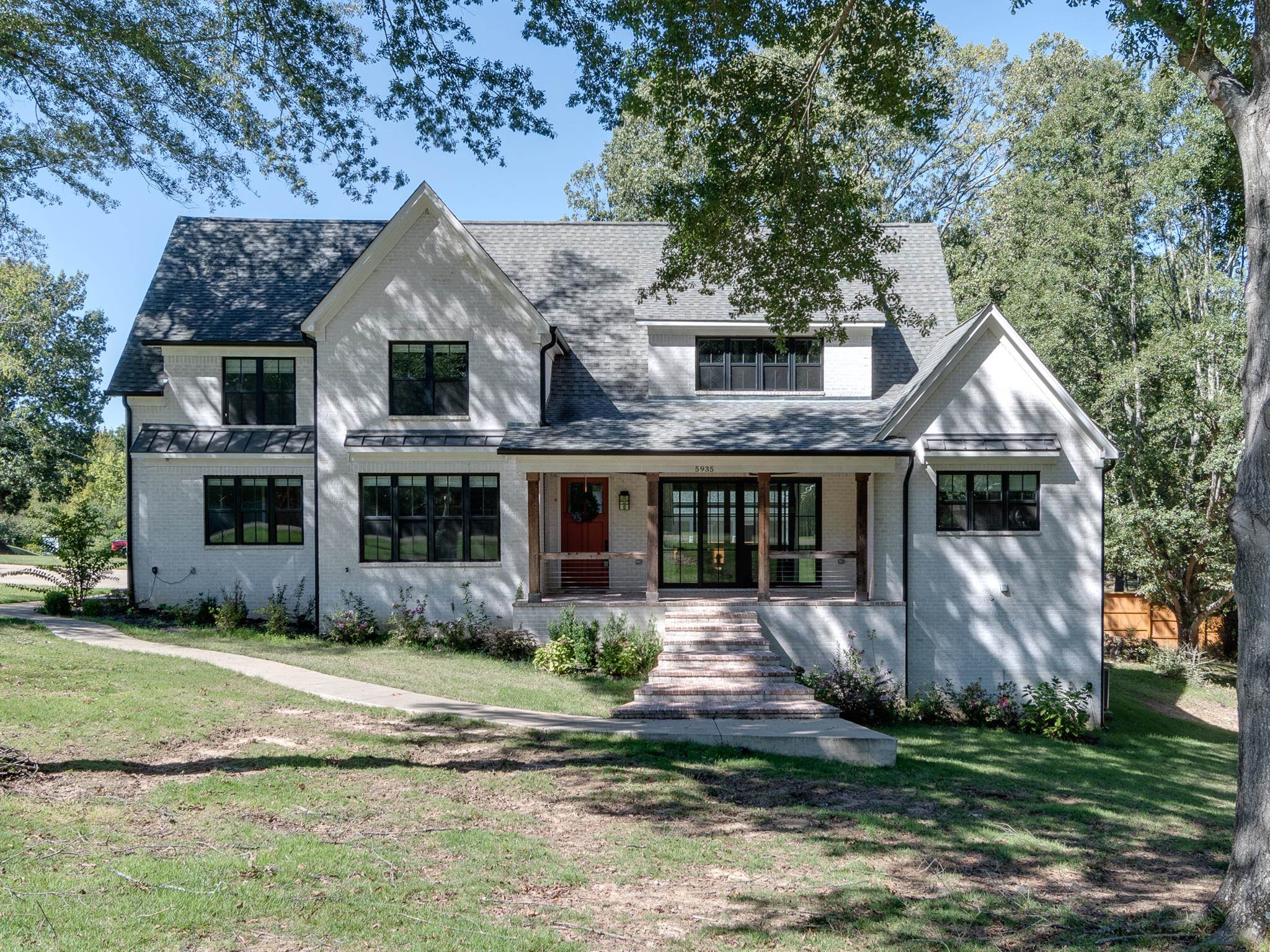 Modern farmhouse featuring a front yard