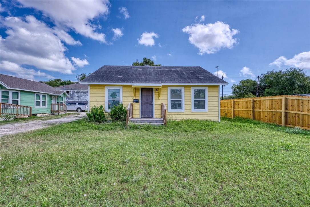 a view of a house with a backyard