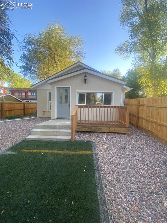 a view of a house with backyard and a garden