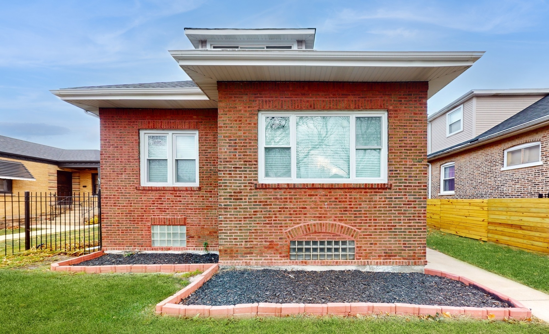 a view of front of a house with a yard