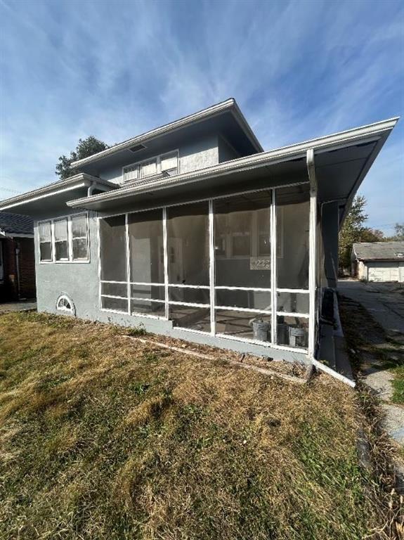 a view of an house with backyard