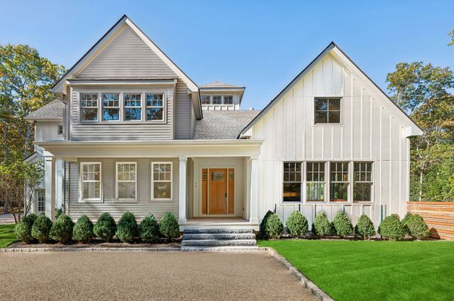 $3,695,000 | 17 Wooded Oak Lane | East Hampton Village Fringe