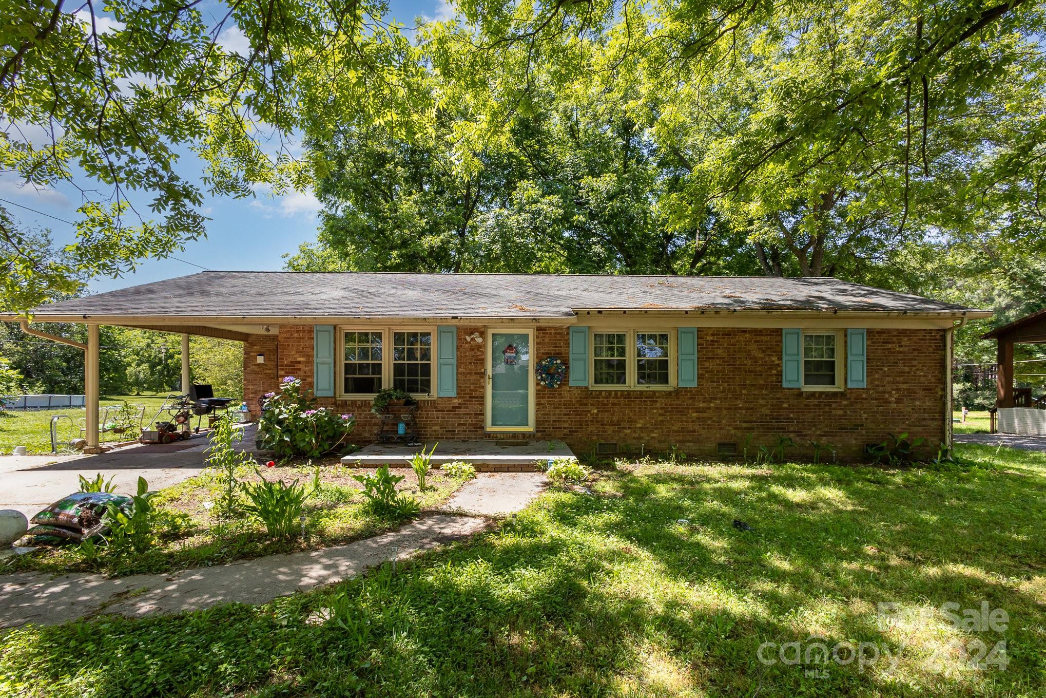 a view of a house with a yard