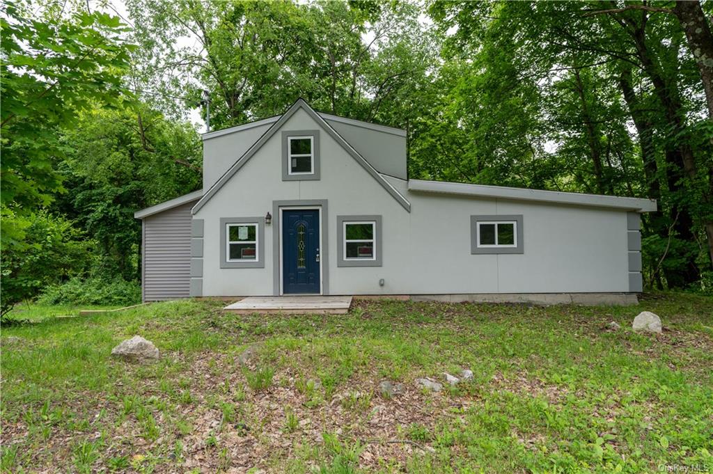 a view of a house with yard