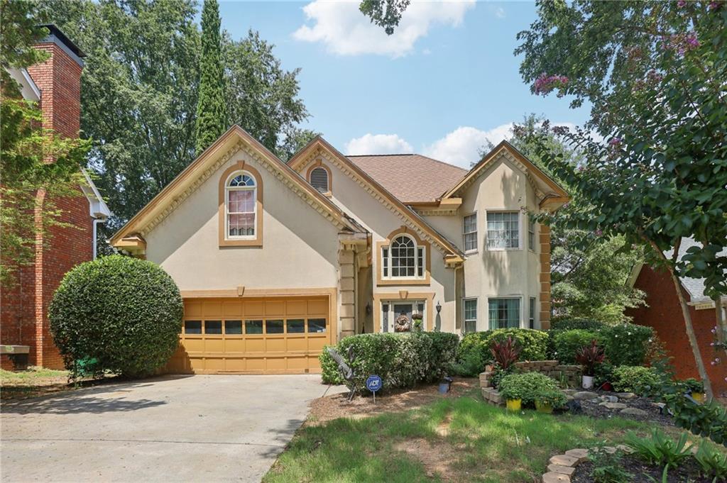 a view of front a house with a yard