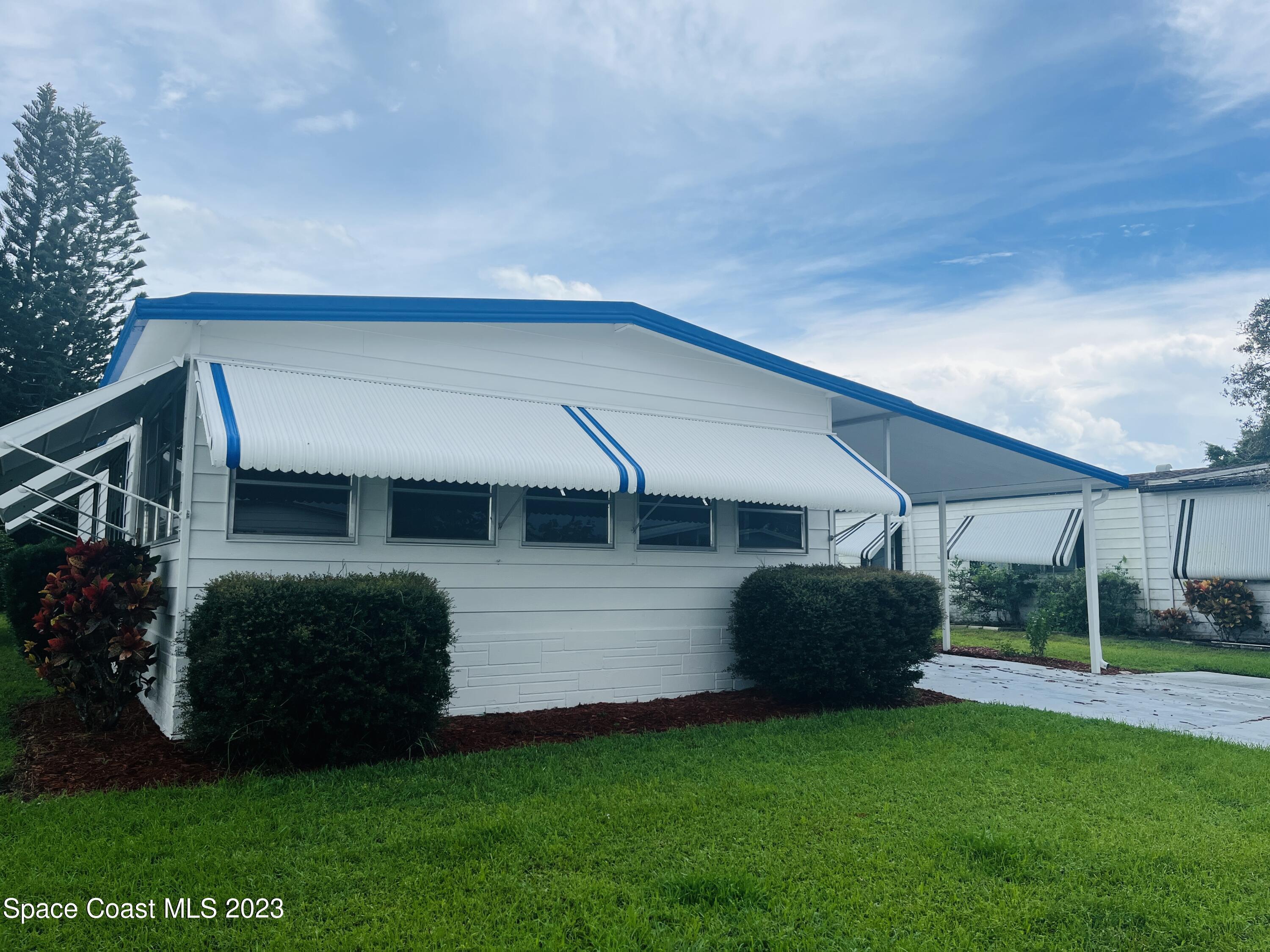 a view of house with backyard