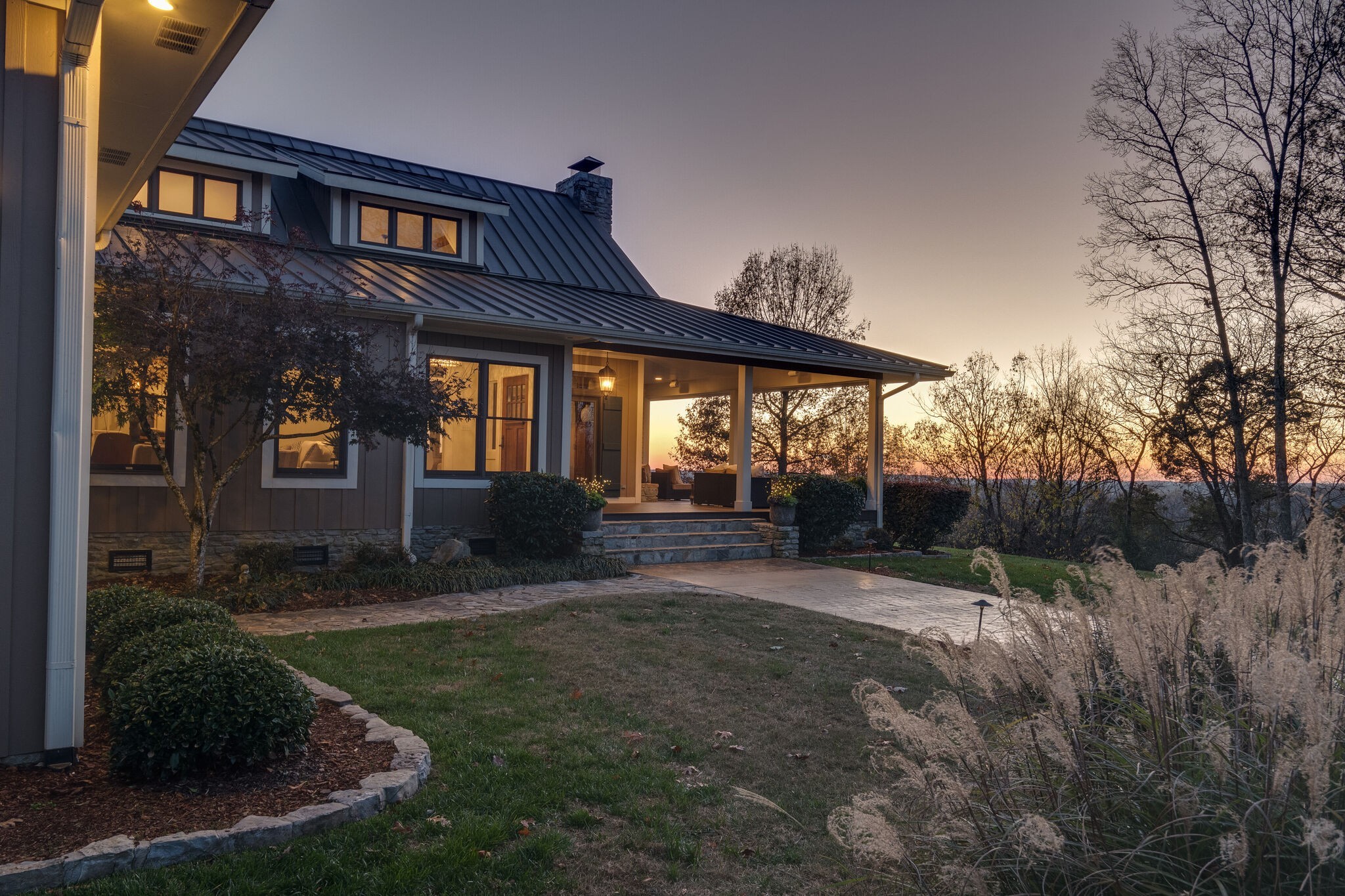 a view of backyard of the house