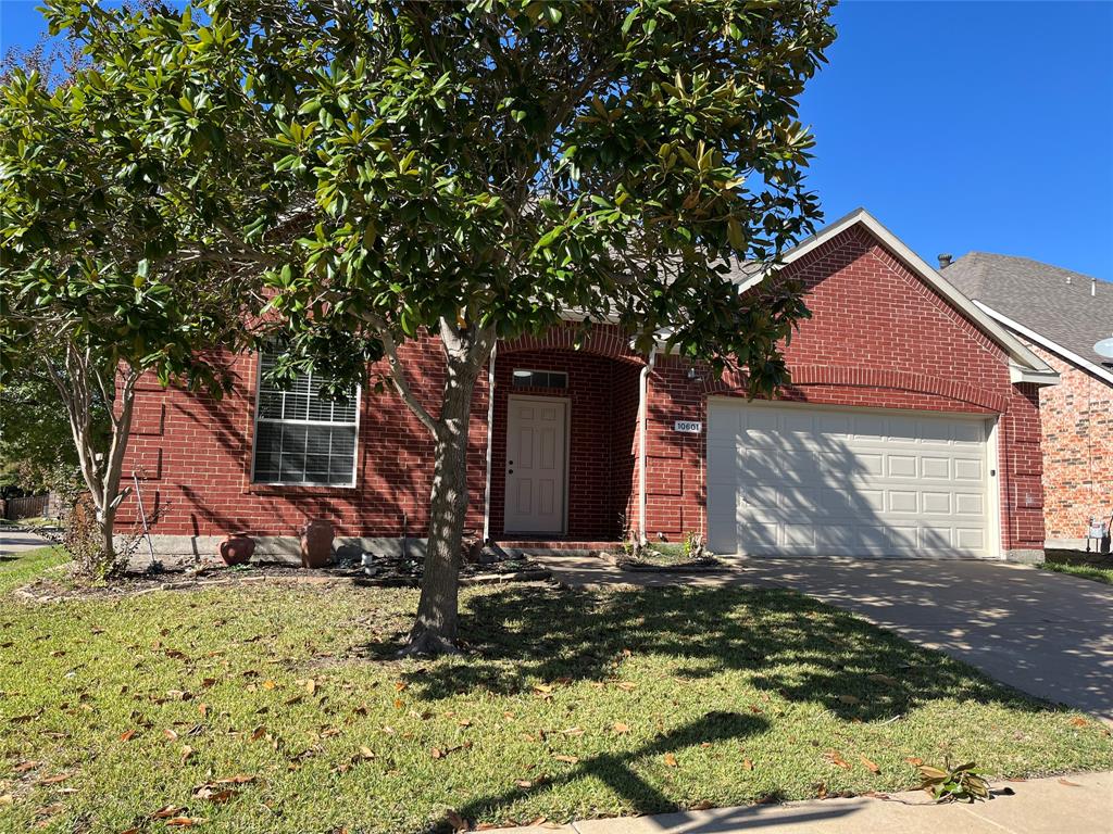 a view of a house with yard and tree